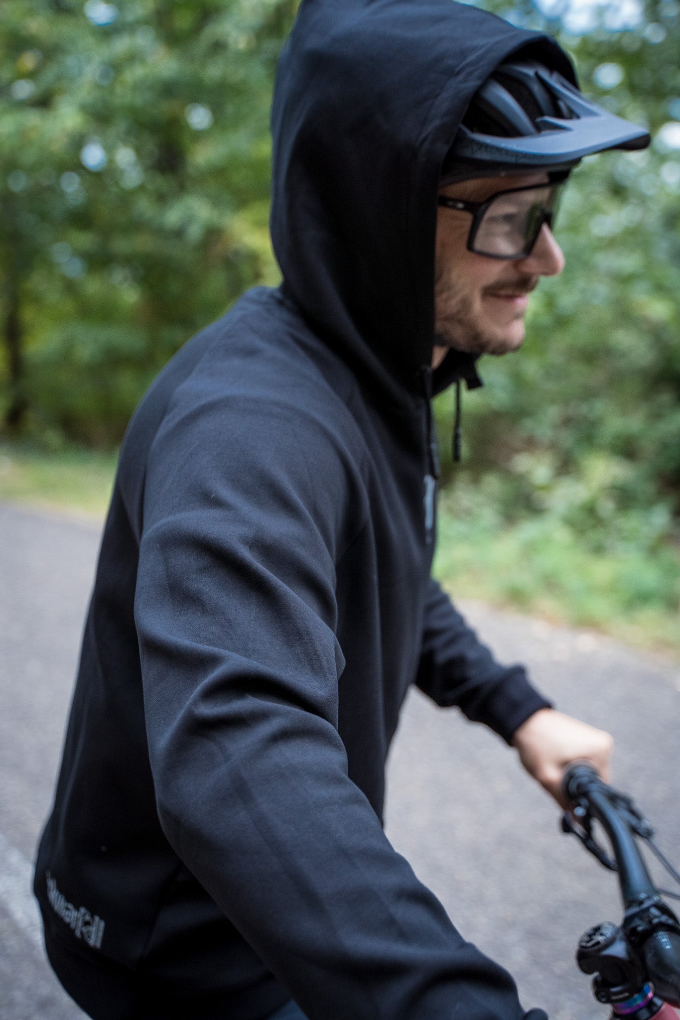 Skwerel Trail Hoodie fits a Helmet
