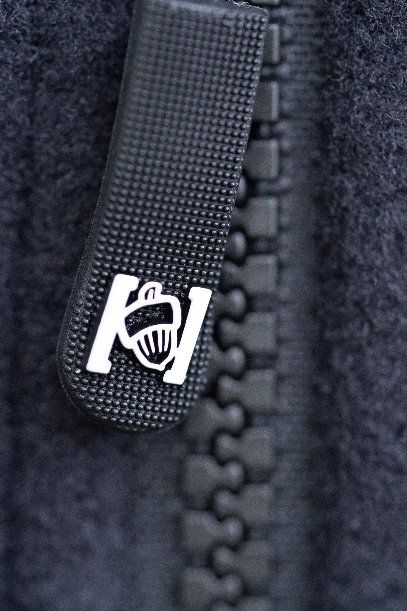 Skwerel Logo Nuss on Zipper