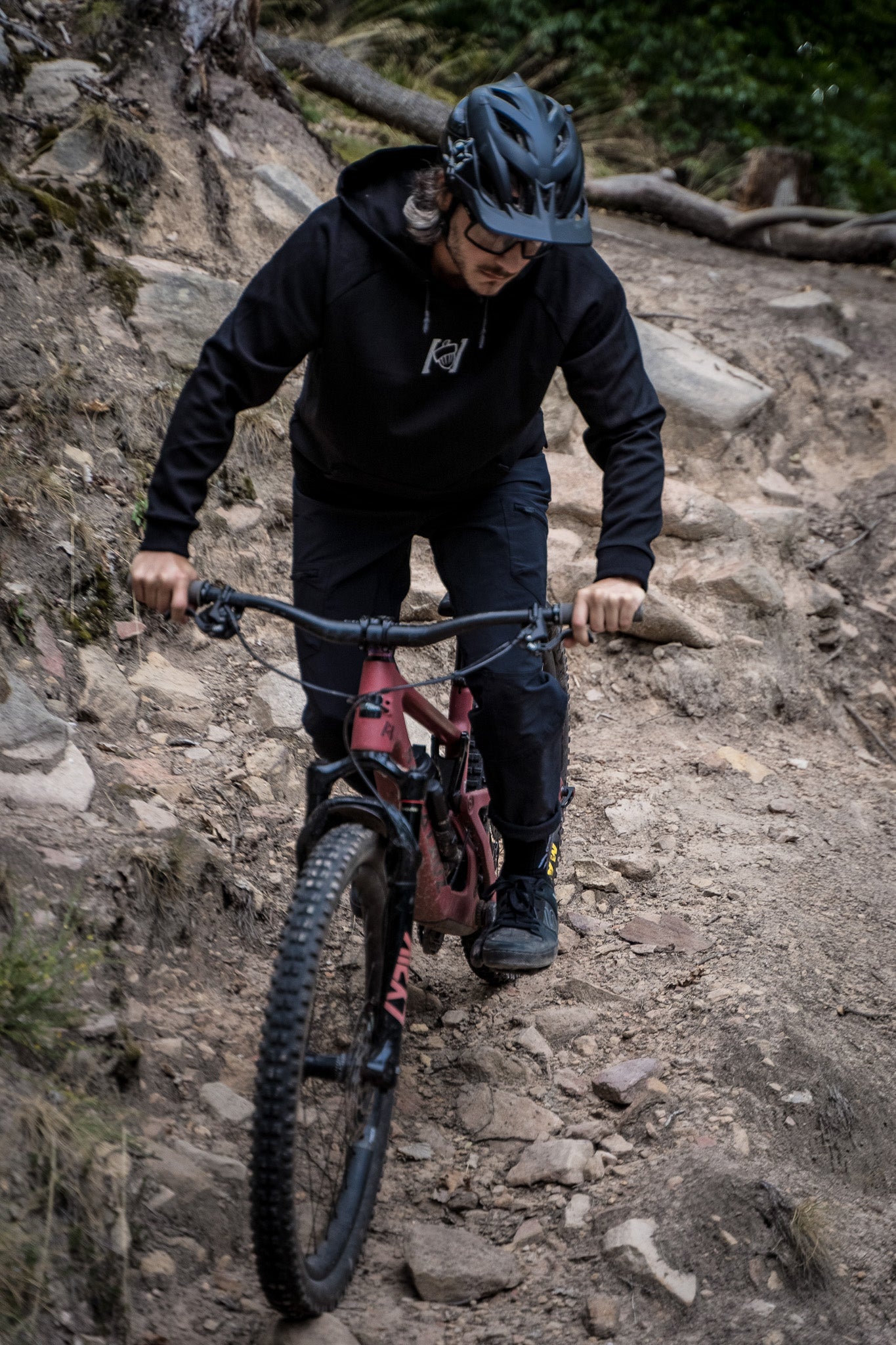 Riding MTB with Trail Hoodie Skwerel