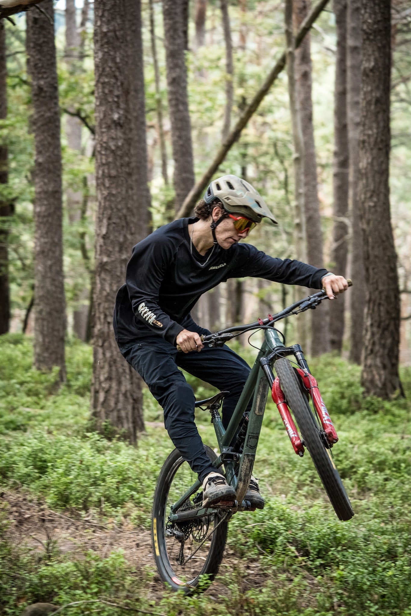 Skwerel® breathable heavy duty MTB trail sleeve “Popsicle Coil” in an oversized fit