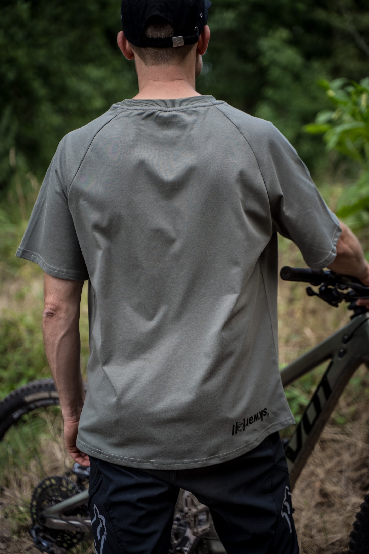 Skwerel® breathable heavy duty MTB trail sleeve “Popsicle Coil” in an oversized fit